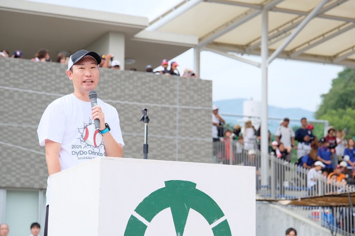 スポーツ大会で挨拶する川口信