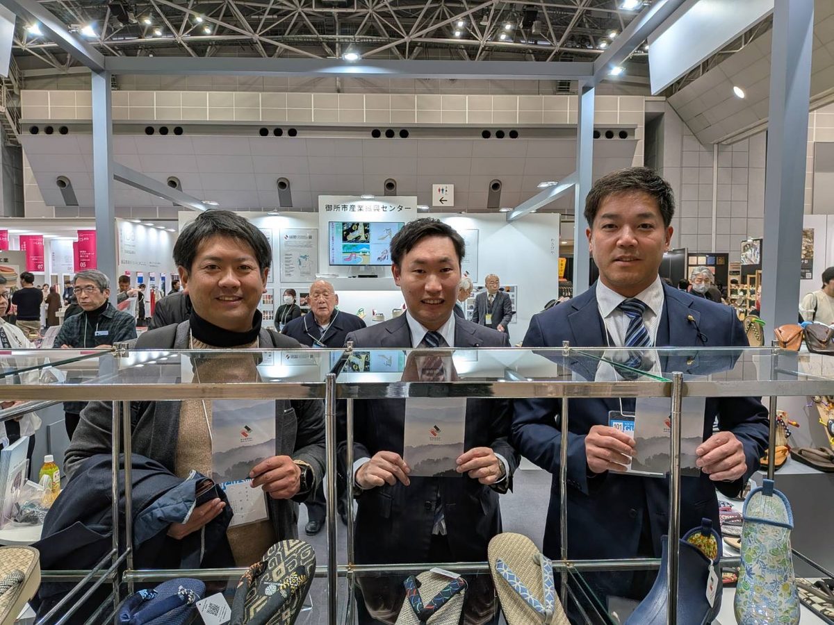 展示会で県内企業の方々と